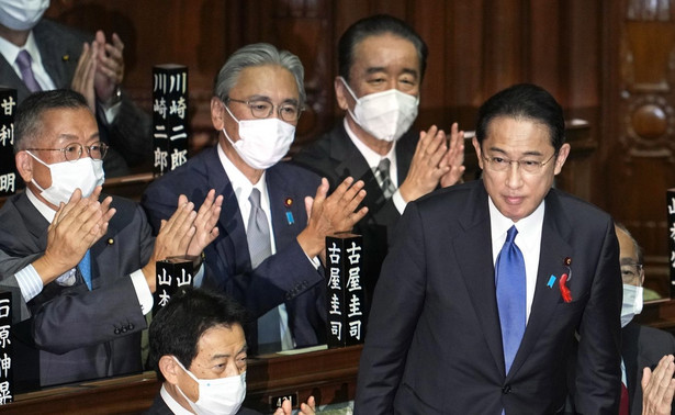 Fumio Kishida (P) podczas walnego zgromadzenia nadzwyczajnej sesji parlamentarnej w Tokio, Japonia
