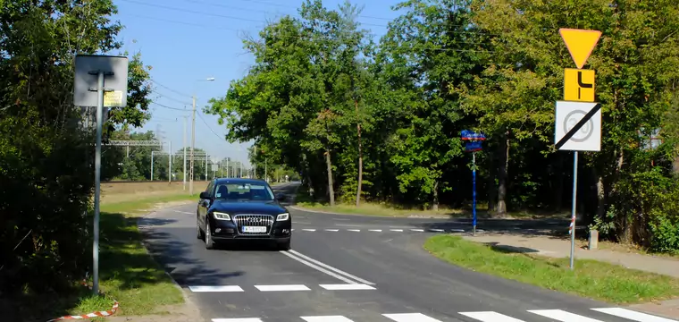 Jak przejechać skrzyżowanie z pierwszeństwem łamanym?