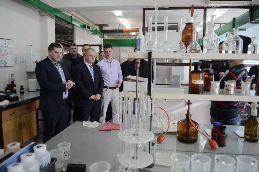 Predsednik Skupštine Nikola Nikodijević i gradski menadžer Goran Vesić obišli su danas fabriku za preradu vode „Zabrežje”