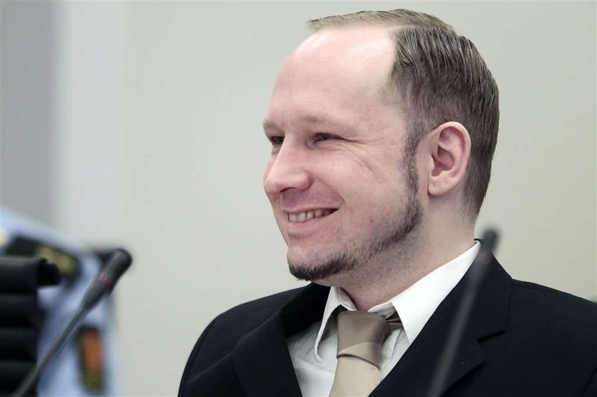 Breivik w sądzie. Delikatny uśmiech, zaciśnięta pięść