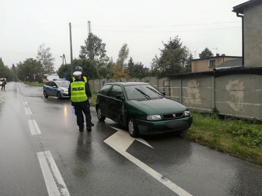 Wjechał w radiowóz i zepchnął go na drzewo