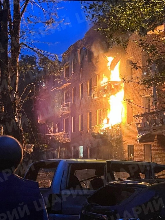 Cześć dronów po zestrzeleniu spadła na budynki mieszkalne w Kijowie.