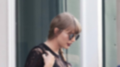 Taylor Swift jak uczennica. Co za nogi!