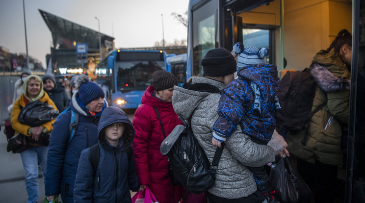 Az orosz-ukrán háború elől menekülő emberek Budapesten, a Nyugati pályaudvaron 2022. március 3-án reggel / Fotó: MTI/Balogh Zoltán