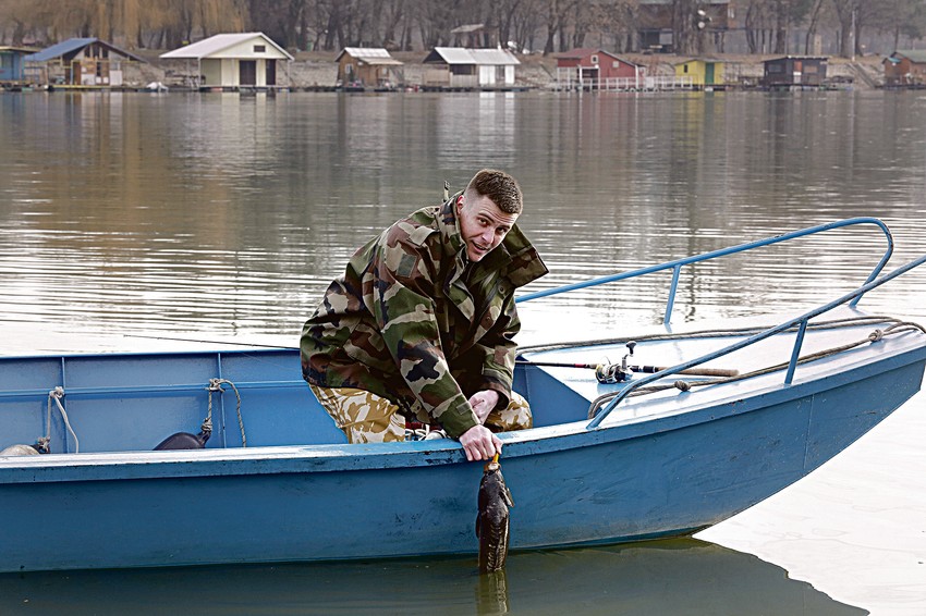 Vuk je upecao 
šarana, ali ga je
vratio u vodu