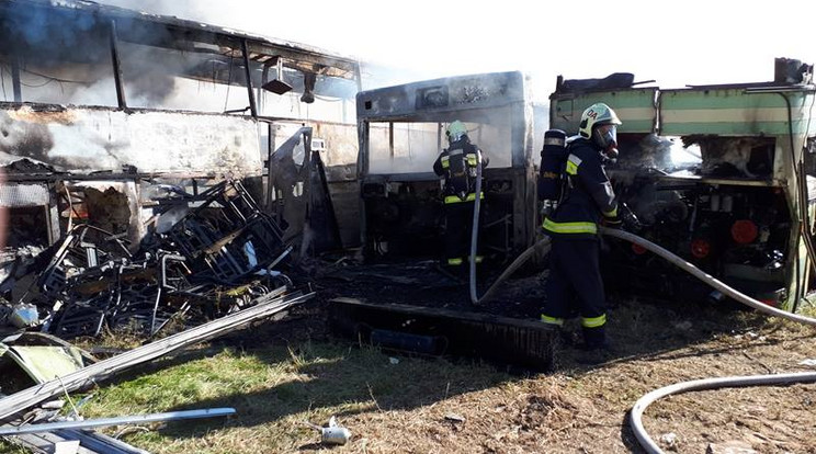 Kiégett a busz / Fotó: Dabasi Hivatásos Tűzoltó-parancsnokság