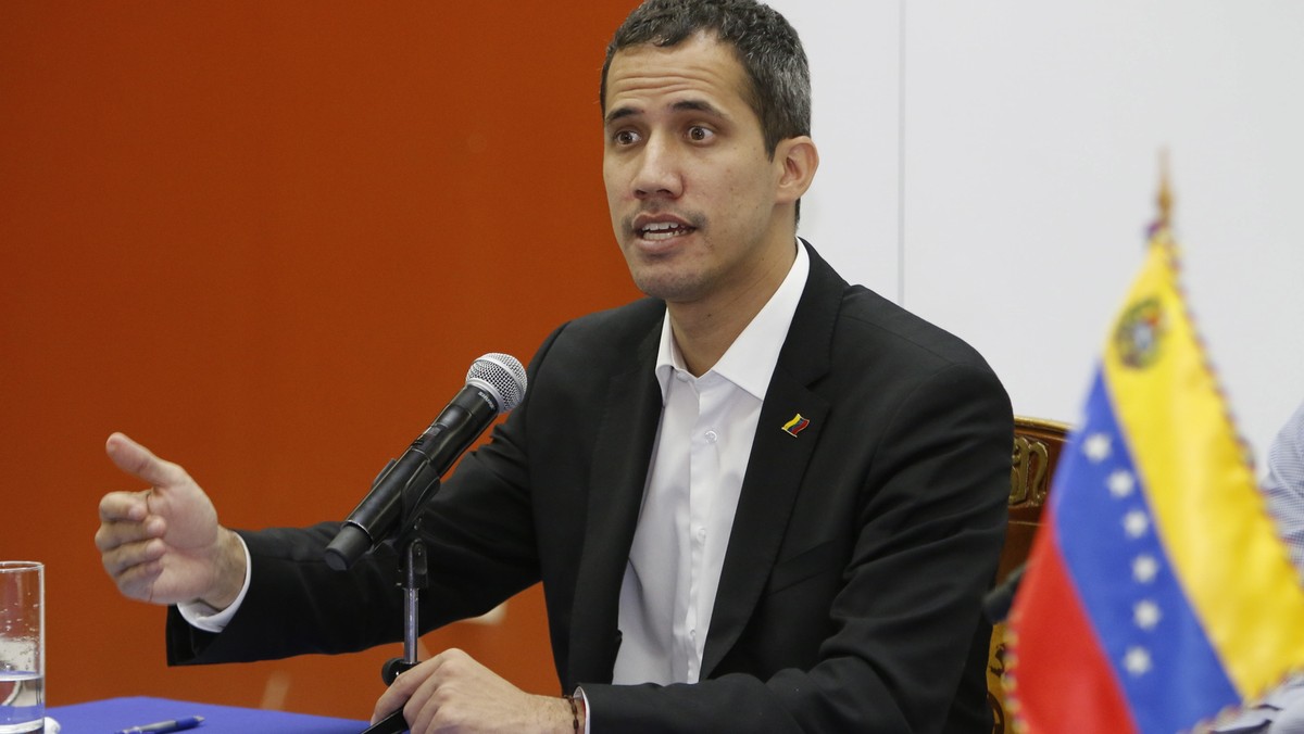 Juan Guaido, lider opozycji i przewodniczący parlamentu, który mianował się tymczasowym prezydentem Wenezueli, powiedział w sobotę, że po zakończeniu wizyty w Ekwadorze powróci do kraju. Wezwał także do kolejnych protestów w Wenezueli przeciwko Nicolasowi Maduro.