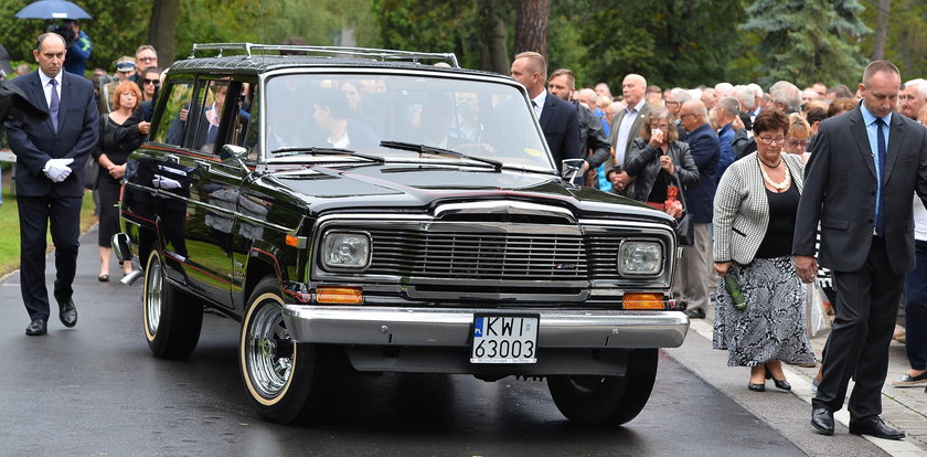 Niezwykłe auto na pogrzebie Miecugowa. Skąd ten pomysł?