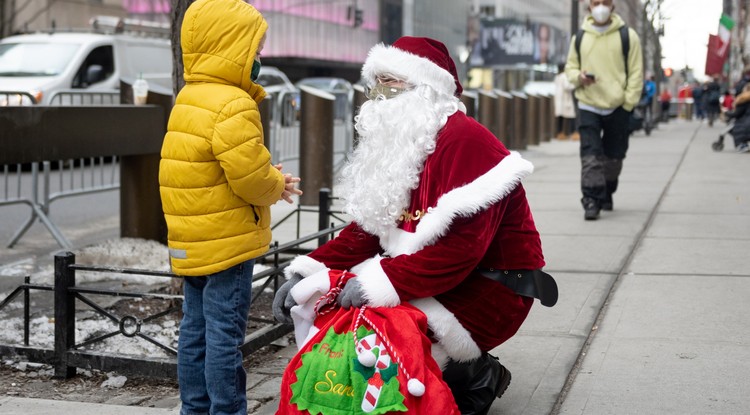 Egy fiatal férfi heteken keresztül Télapó ruhában köszöntötte a New York-i utcákon sétáló kisgyermekeket