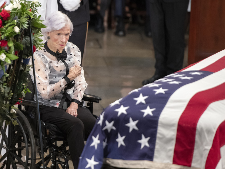 Roberta McCain na pogrzebie syna