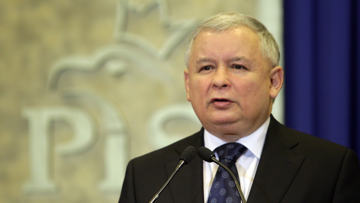 Jarosław Kaczyński na radzie politycznej PiS o zbliżających się wyborach europejskich. Prezes PiS mówił, że więcej można zdziałać w PE w małych grupach, a nie w wielkich frakcjach europejskich. Skrytykował polskich europosłów, którzy głosowali przeciw ustanowieniu Międzynarodowego Dnia Bohaterów Walki z Totalitaryzmem.