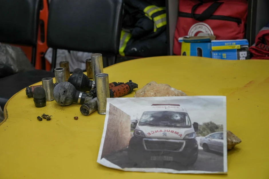 Bašar el Karjute, palestinski lekar iz Crvenog polumeseca, pokazuje šok bombe i kamenje koje je, kako kaže, prikupio od napada izraelskih doseljenika i vojnika na svoja kola hitne pomoći