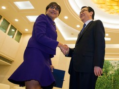 60-letnia sekretarz handlu USA w falującej mini przed przywódcami Chin!