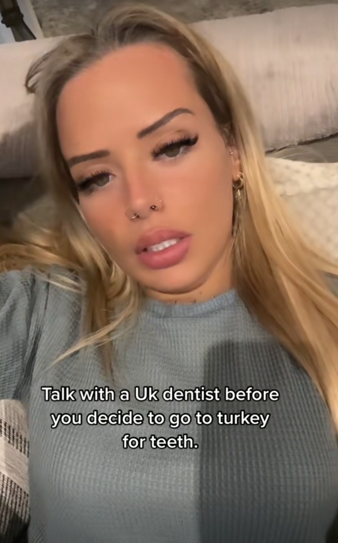Emma svoju túžbu po dokonalom úsmeve oľutovala.