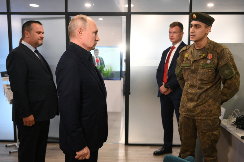 Władimir Putin odwiedzający oddział funduszu wspierającego żołnierzy, którzy wzięli udział w rosyjskiej "specjalnej operacji wojskowej" w Ukrainie, 21 września 2023 r.