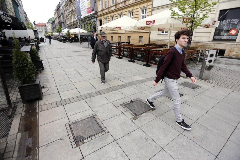 Katowice. Zepsute słupki na Mariackiej blokujące wjazd na ulicę