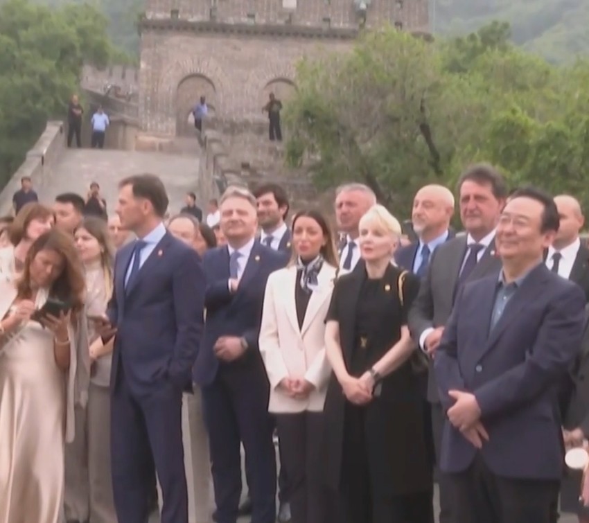 Aleksandar Vučić i delegacija iz Srbije posetila Kineski zid, igra se srpsko kolo