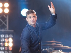Robbie Williams walczy z "wiekiem średnim" i wybiera piosenki