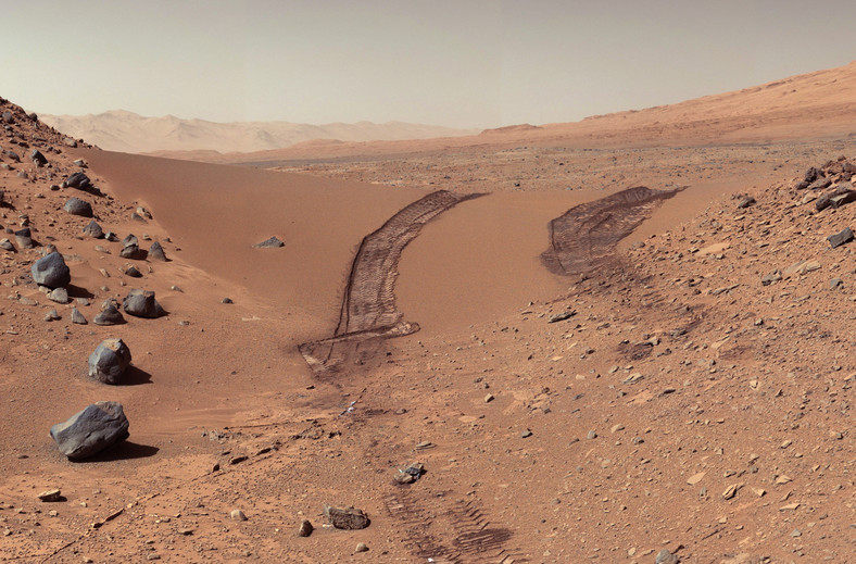 Ślady łazika Curiosity w piachu