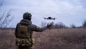 Ukrajinski specijalac sa dronom, ilustracija