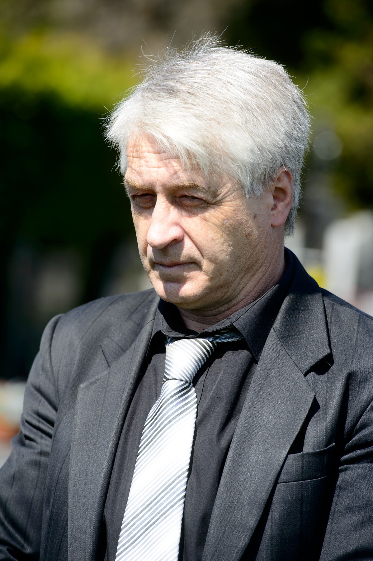 Josef Rychtář pri hrobe Ivety Bartošovej.