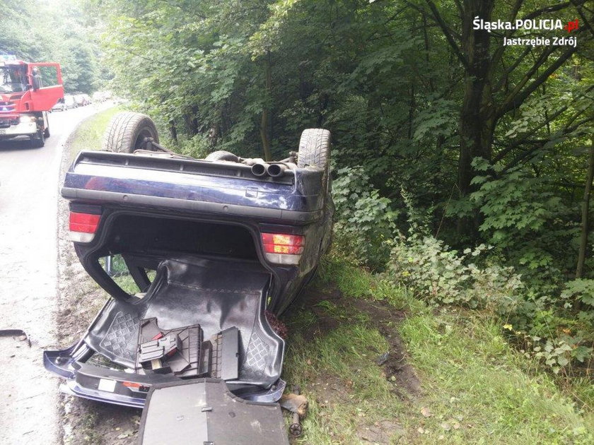 Auto skończyło na dachu