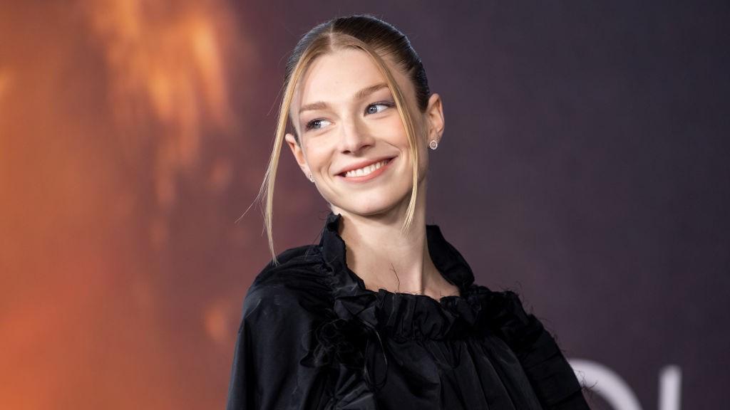 Hunter Schafer melleit egy szál toll fedte a Vanity Fair Oscar-partiján