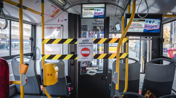 Autobus miejski podczas pandemii COVID-19 w Warszawie