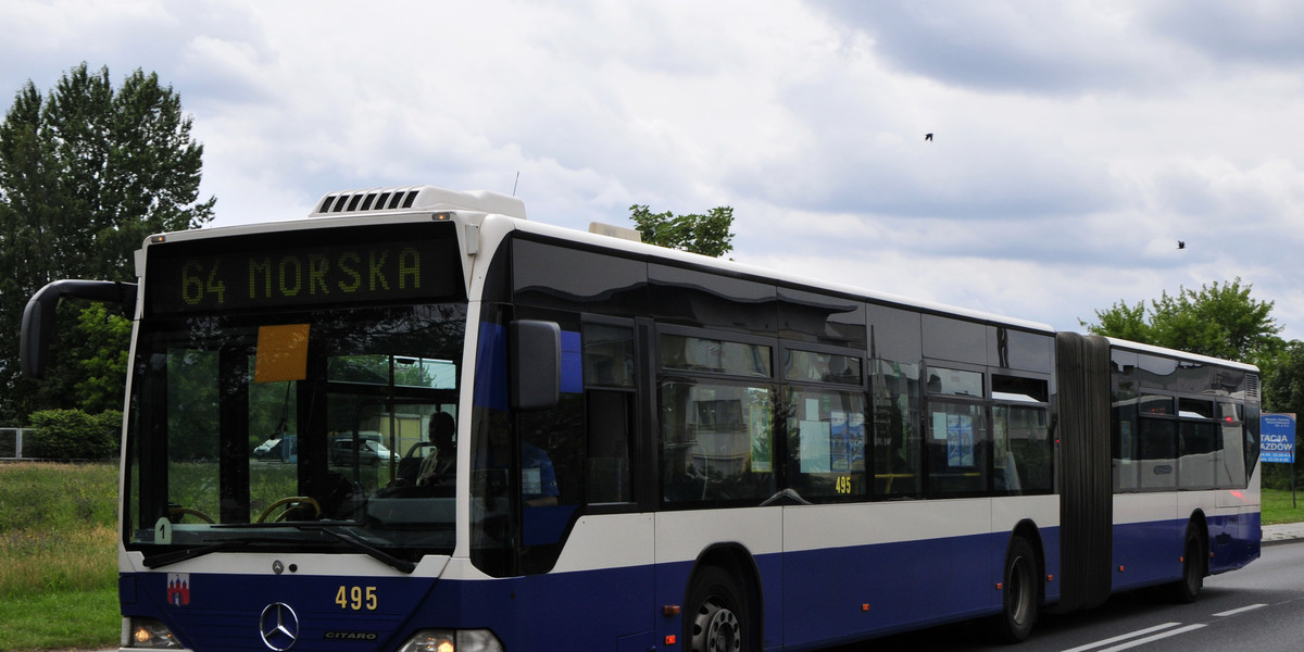 przewijala dziecko w autobusie