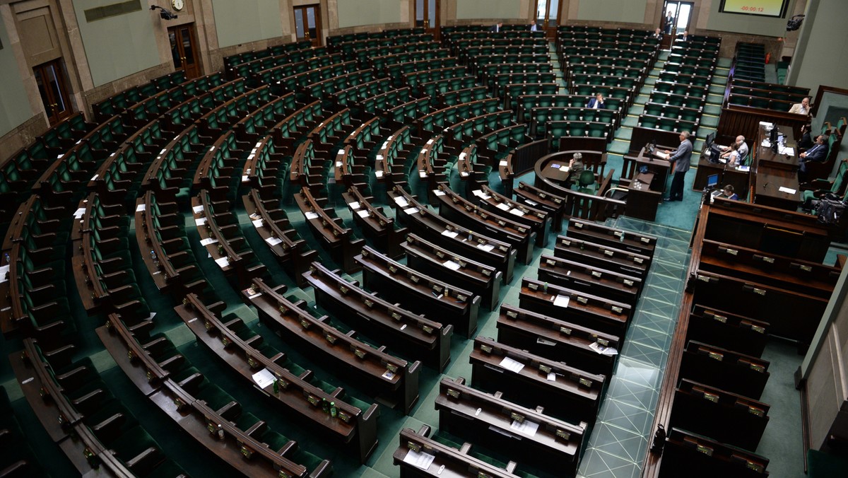 Prokuratura bada, czy po tajnym posiedzeniu Sejmu nad wnioskiem o uchylenie immunitetu b. szefowi CBA Mariuszowi Kamińskiemu nie ujawniono tajemnic - państwowej lub śledztwa - powiedziała rzecznik prasowa Prokuratury Okręgowej Warszawa-Praga Renata Mazur.