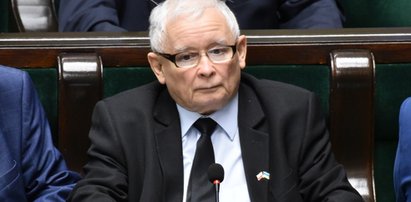 Kaczyński widuje takich tajemniczych ludzi koło domu. Wyśmiali go pod TVN