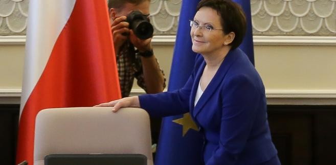 Wiemy już, kto będzie rzecznikiem nowego rządu. Ewa Kopacz powołała na to stanowisko Iwonę Sulik, swoją dotychczasową współpracowniczkę. Sulik w przeszłości była dziennikarką - pracowała między innymi w Telewizji Polskiej. W ostatnim czasie była rzecznikiem i doradcą Ewy Kopacz, kiedy obecna premier pełniła jeszcze funkcję marszałka Sejmu.