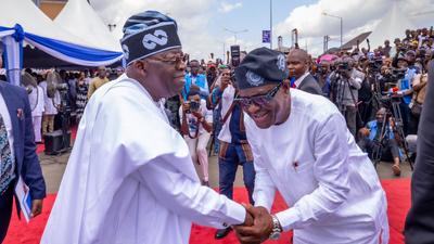 Bola Tinubu (left) shakes hands with Nyesom Wike (right) [Twitter/@officialABAT]