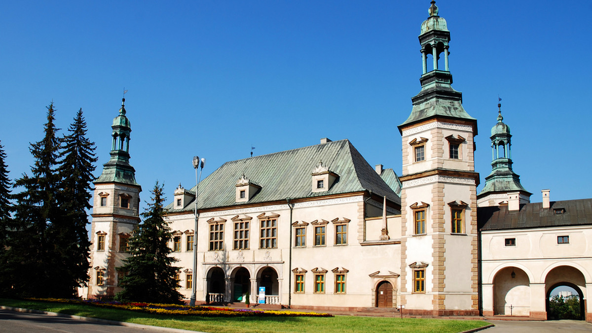 To może być rekordowy rok na Uniwersytecie Jana Kochanowskiego w Kielcach. O miejsca na uczelni walczy ponad 10 tys. chętnych. Największą popularnością cieszy się nowo otwarty kierunek lekarski.