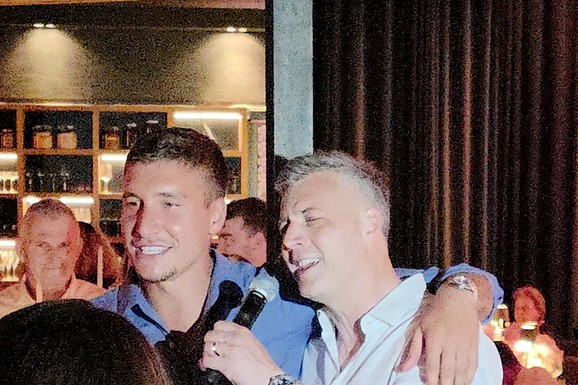 BOGDAN BOGDANOVIĆ SE GRLI SA POZNATIM PEVAČEM I PEVA Isplivao snimak sa tajnog slavlja, uzeo mikrofon i bacio goste u trans: "Ozbiljna konkurencija" (Video)