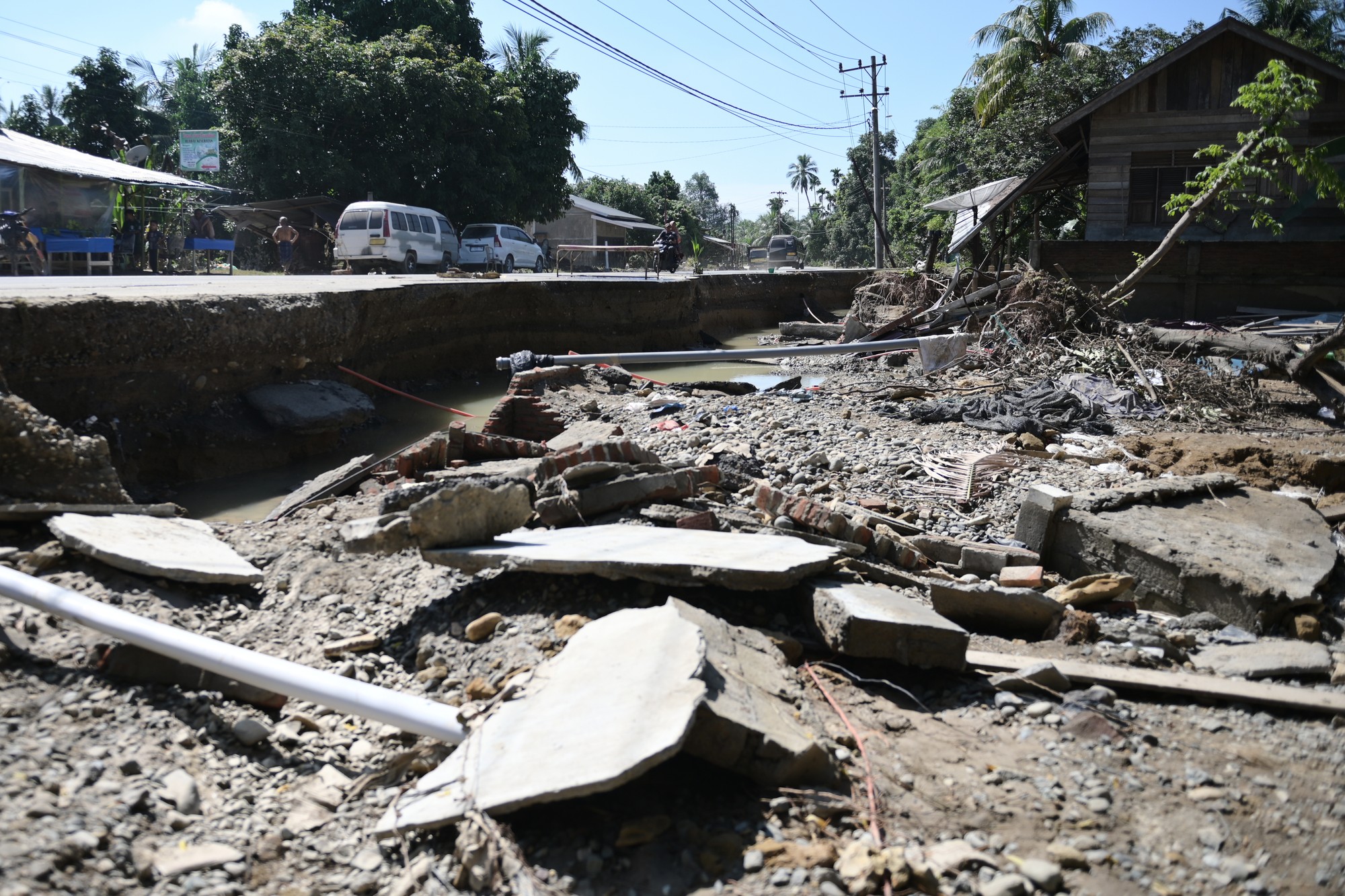 Záplavy a zosuvy pôdy v Indonézii.