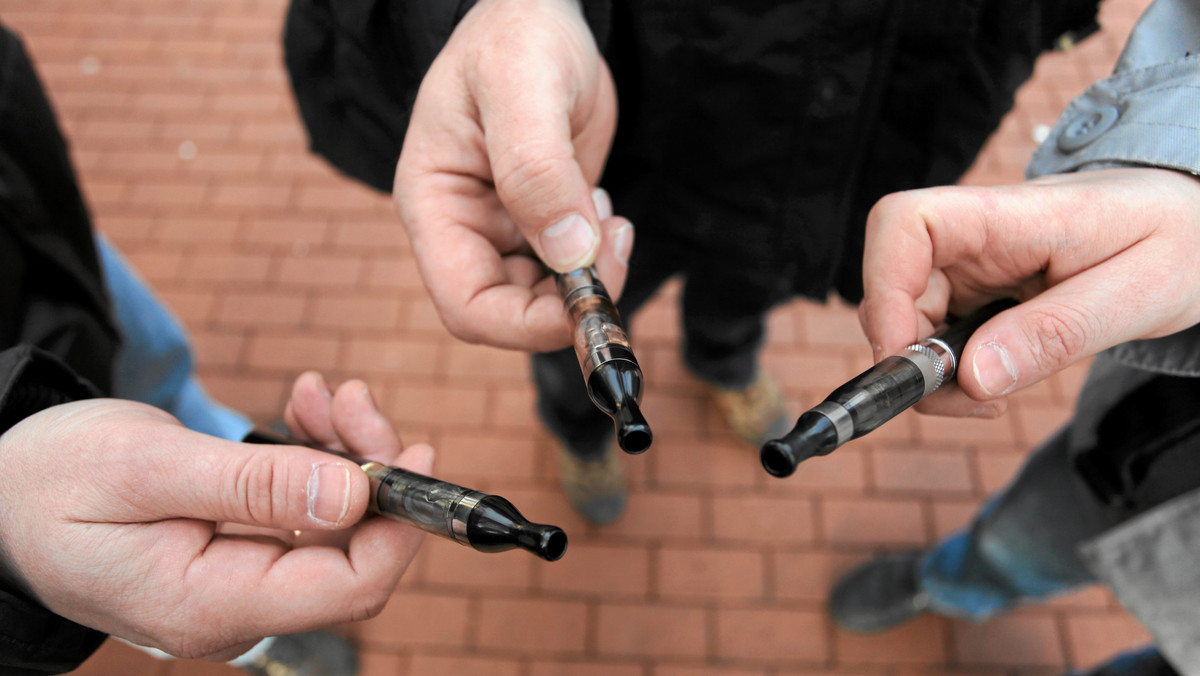 Podczas kontroli Inspekcji Handlowej w jednym ze sklepów w Gdańsku okazało się, że partia płynu do napełniania e-papierosów zawiera zbyt duże stężenie arsenu. Jego nadmiar może powodować silne zatrucia, a w dłuższej perspektywie działa rakotwórczo. Sprawą zajął się sanepid oraz Państwowy Zakład Higieny.