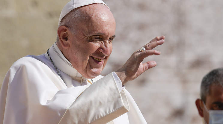 Ferenc pápa a pozsonyi Szent Márton-székesegyházba érkezik / Fotó: MTI/AP/Petr David Josek