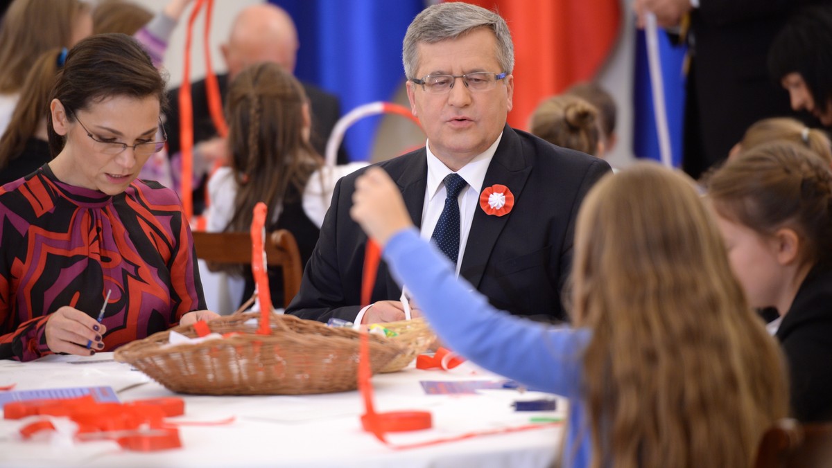 Prezydent Bronisław Komorowski powiedział, że od 2015 r. polska misja szkoleniowa w Afganistanie będzie liczyła 150 żołnierzy i będzie mniej kosztowna. Prezydent wypowiedział się też na temat sprawy Adama Hofmana oraz innych polityków wyrzuconych z PiS. Zachęcał również do wspólnego świętowania 11 listopada.