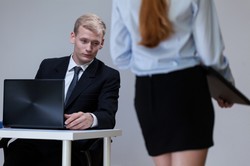 5 "niewinnych" tekstów szefa, które kobieta uważa za molestowanie