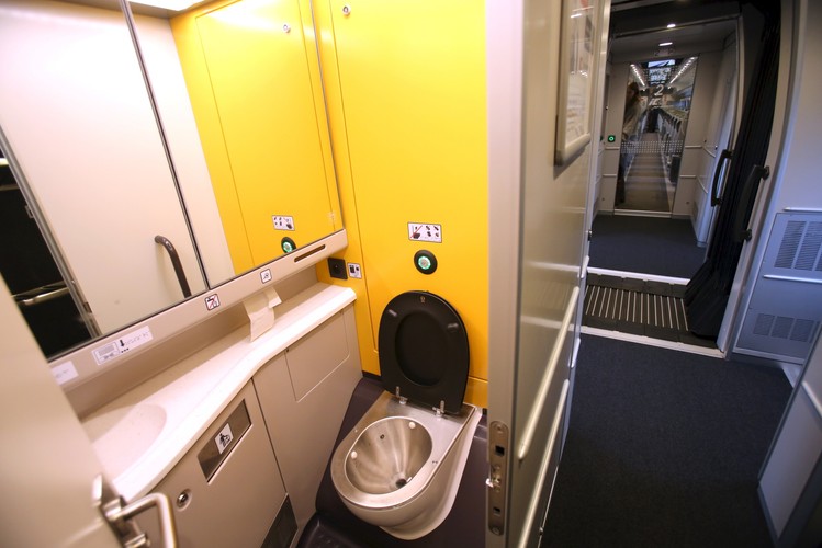 Toaleta w pociągu Pendolino, który wyjechał 5 bm. ze stacji Warszawa Wschodnia. Pociąg Express InterCity Premium z dziennikarzami i ekspertami spółek Grupy PKP przejedzie dzisiaj trasą Warszawa-Gdańsk-Warszawa.<br><br> (zuz) PAP/Leszek Szymański