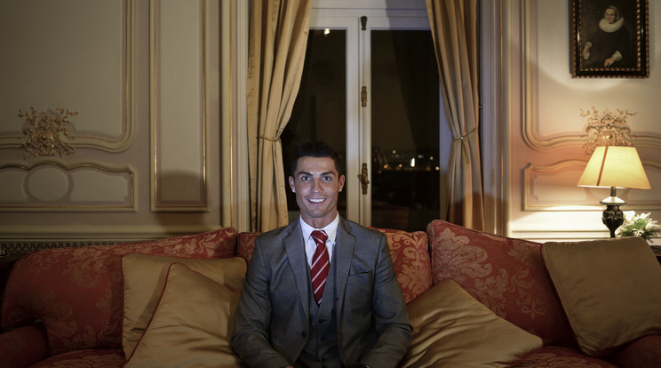 Néha komoly üzletember, néha pedig zseblámpával üvöltve ijeszti meg barátait - ő Cristiano Ronaldo /Fotó: AFP