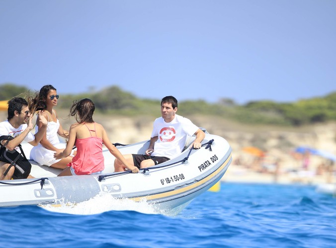 Leo Messi na pontonie z przyjaciółmi