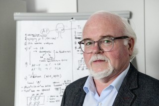 SARS-CoV-2 może powoli stawać się łagodniejszy [WYWIAD]