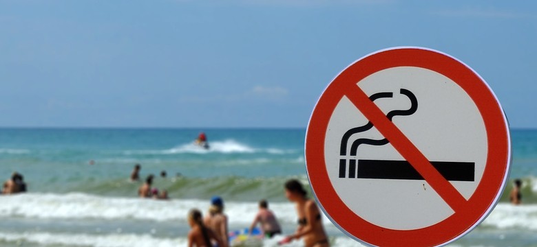 Zakaz palenia tytoniu na plaży. Palenie dozwolone tylko w specjalnie wyznaczonych miejscach