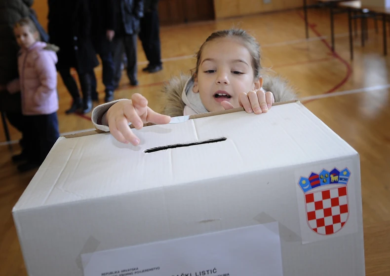 208044_hrvatska-glasanje2-afp