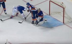 Hokeista dostał łyżwą w twarz. Założono mu aż 90 szwów! [WIDEO]