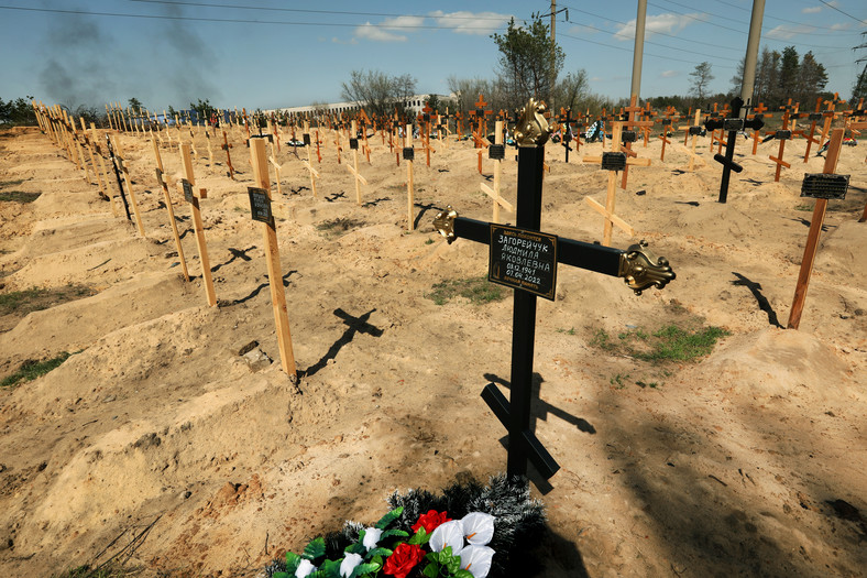 Cmentarz w Siewierodoniecku, gdzie spoczywa 400 ofiar rosyjskiej napaści na Ukrainę (15 kwietnia 2022 r.)