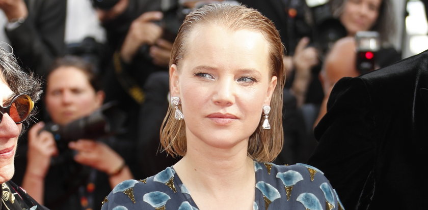 Joanna Kulig na czerwonym dywanie w Cannes. Zapomniała wysuszyć włosy? [ZDJĘCIA]