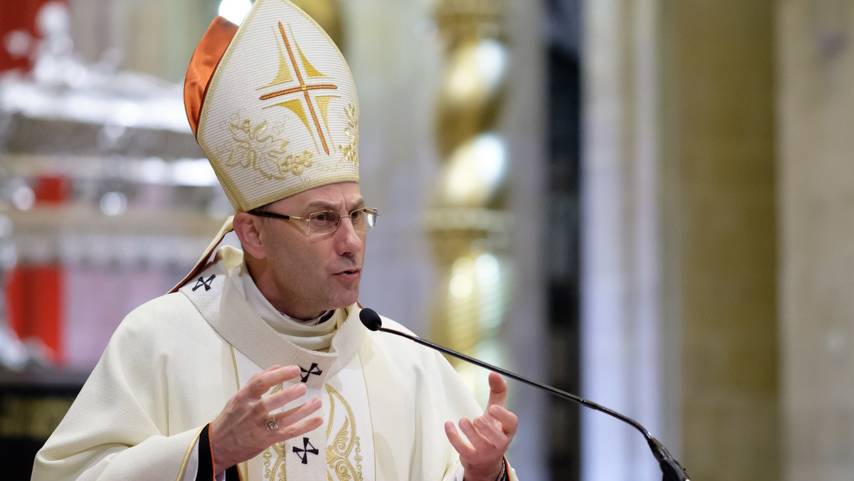 Nie można nieść krzyża na czele grupy, gdy podczas marszu czy pochodu padają słowa nienawiści, złości, agresji – powiedział prymas Polski. Abp Wojciech Polak podkreślił, że robienie z krzyża znaku walki z kimkolwiek czy czymkolwiek to bluźnierstwo.